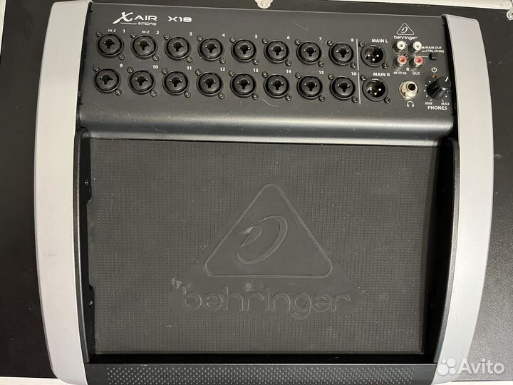 Цифровой микшерный пульт Behringer X Air X18