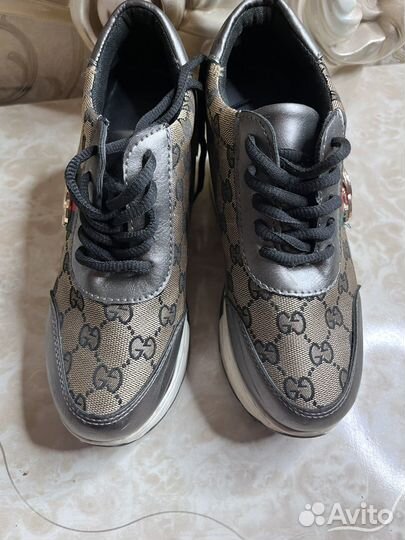 Кроссовки женские