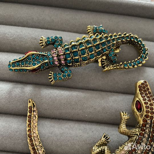 Брошь крокодил