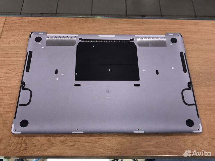 Нижняя крышка MacBook Pro Retina 16