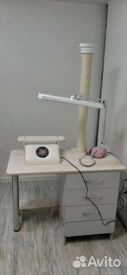 Маникюрный стол с вытяжкой