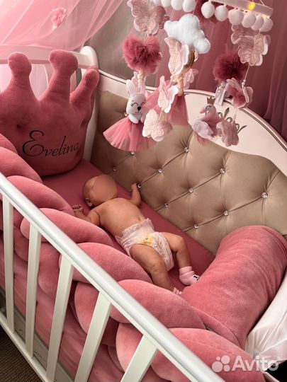 Детская кроватка с маятником