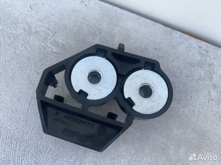 Кронштейн фары правый Mercedes A2056260312