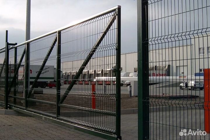 Забор металлический с металлическими столбами быст