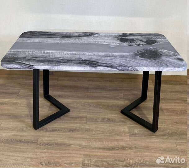 Компьютерный стол 'Painful Equivalent'