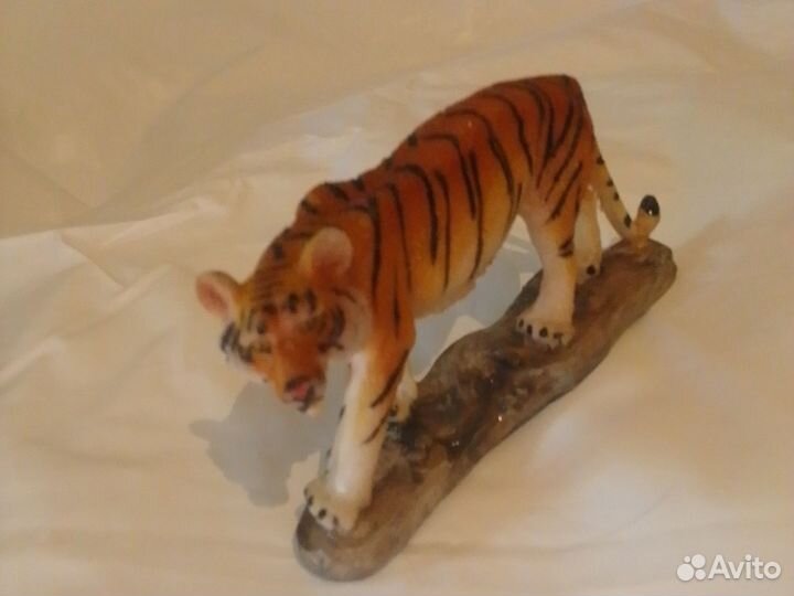 Статуэтка Игрушка тигр на подставке