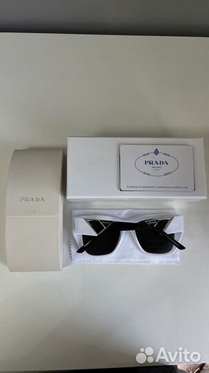 Очки Prada солнцезащитные