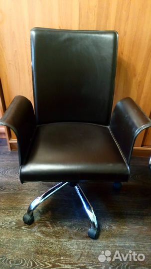 Офисное кожаное кресло бу