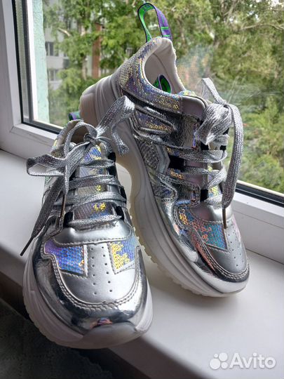 Кроссовки женские