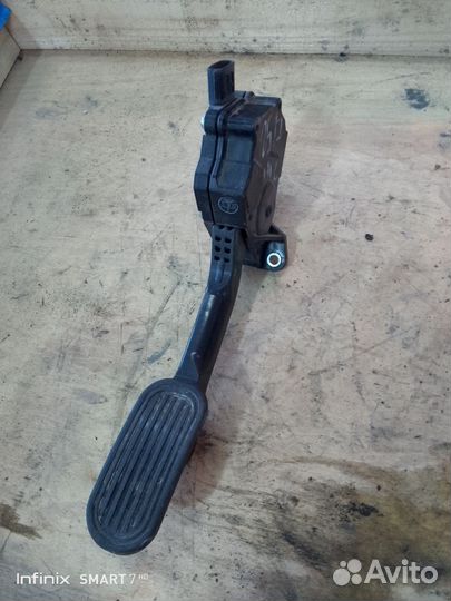 Педаль газа Toyota Hilux 8