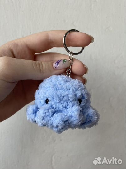 Осьминог вязаная игрушка брелок