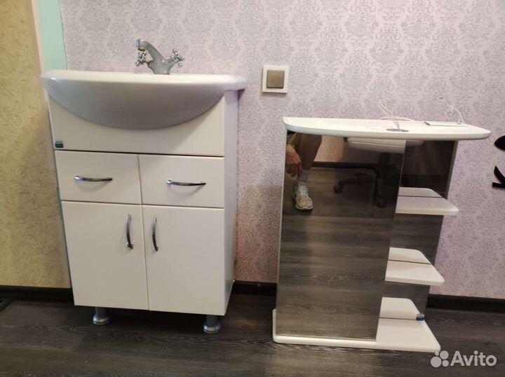 Тумба для ванной и зеркало