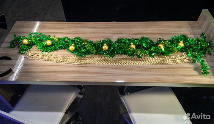 Красивые новогодние украшения, мишура, шары, бусы