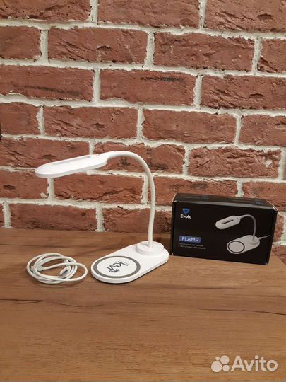 Настольный светильник с беспроводной зарядкойFlamp