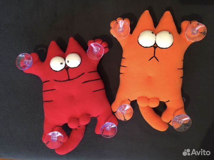 Кот Саймон на присосках в машину