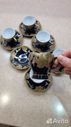 Кофейные чашки с блюдцами