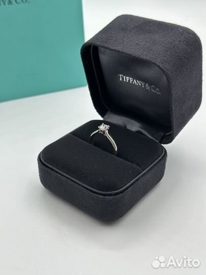Золотое кольцо tiffany с бриллиантом