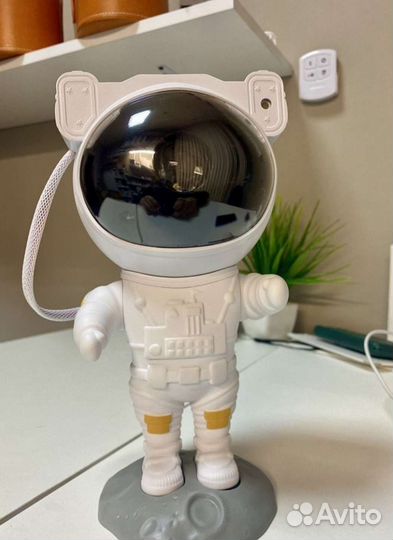 Проэктор-ночник космонавт