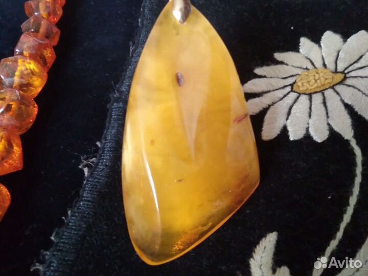 Янтарные бусы и кулон