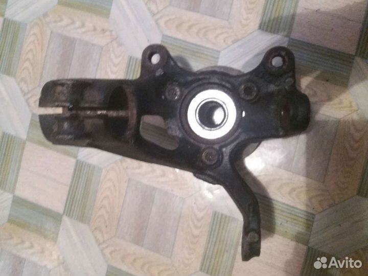 Повотный кулак на октавию а7 (левый)