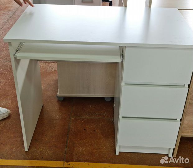 Стол письменный белый