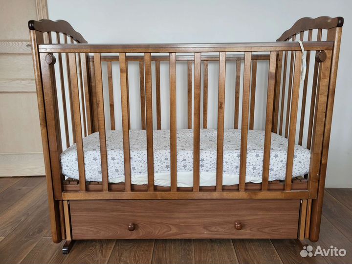 Детская кроватка с маятником и ящиком