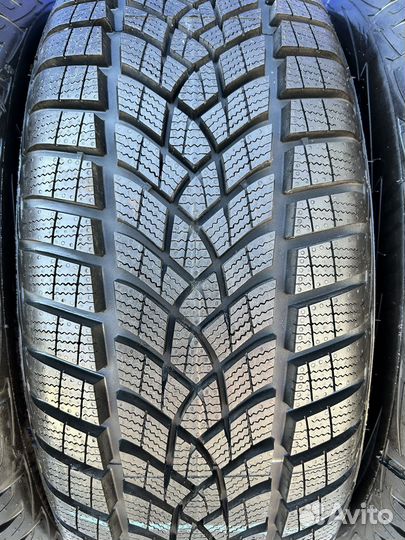 Goodyear UltraGrip Performance 215/60 R16