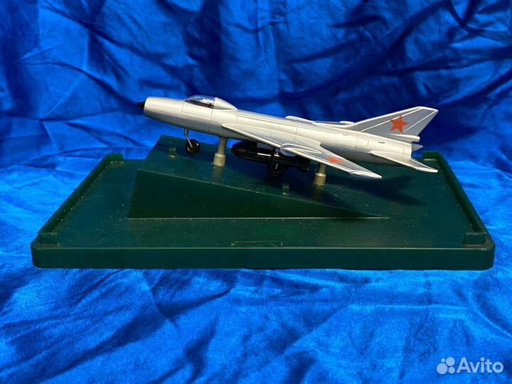 Модель самолёта су-7