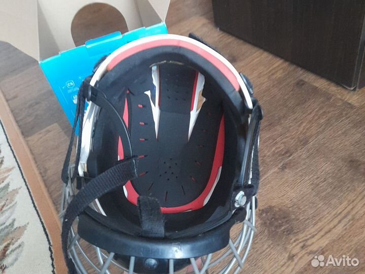 Хоккейный шлем