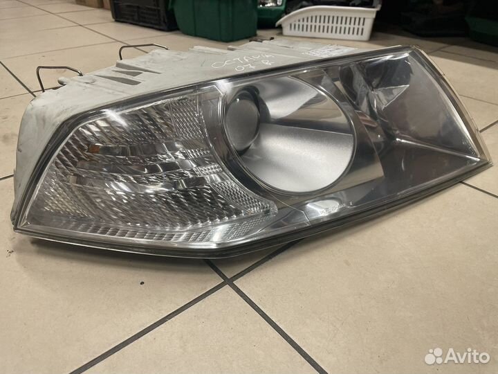 Фара правая 20-A669-05-2B skoda Octavia A5
