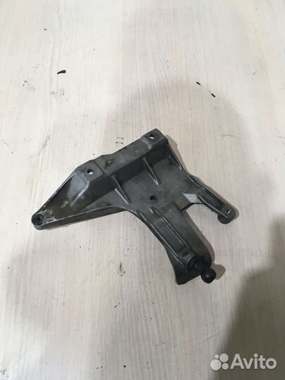 Кронштейн впускного коллектора Ауди А6 С6 2.0 tdi