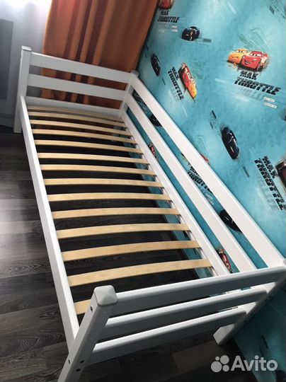 Детская кровать с задней защитой