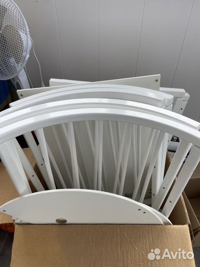 Детская кроватка с маятником