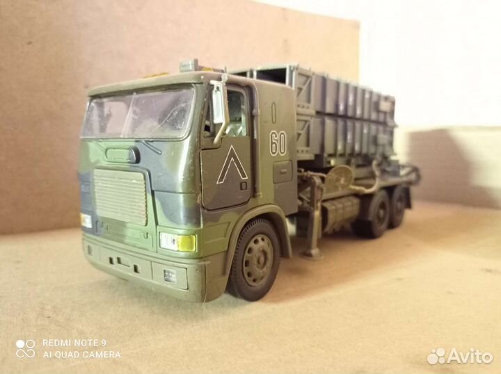Модель грузовика фредлайнер 1:32