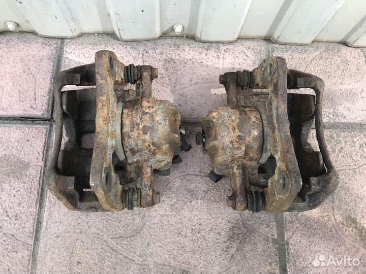 Суппорт передний левый правый Mitsubishi Colt Z30