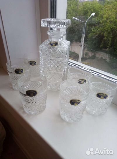 Хрустальный графин со стаканами