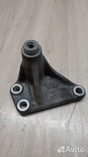 Б/У Кронштейн ролика приводного ремня Audi A4 0