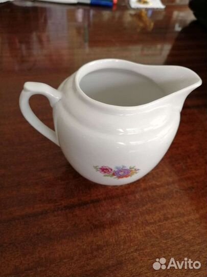 Заварочный чайник и молочница