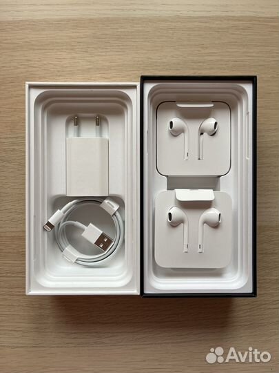Наушники apple earpods, зарядка на iPhone