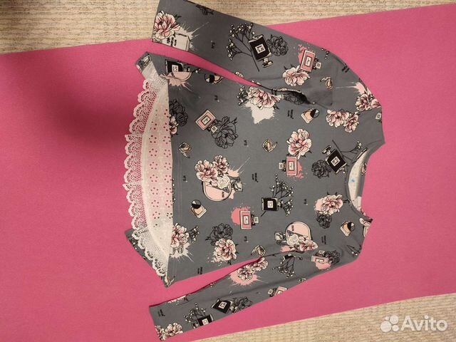 Блузка с декорированным разрезом на спине