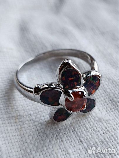 Серебряное кольцо с мерцающим опалом и гранатом