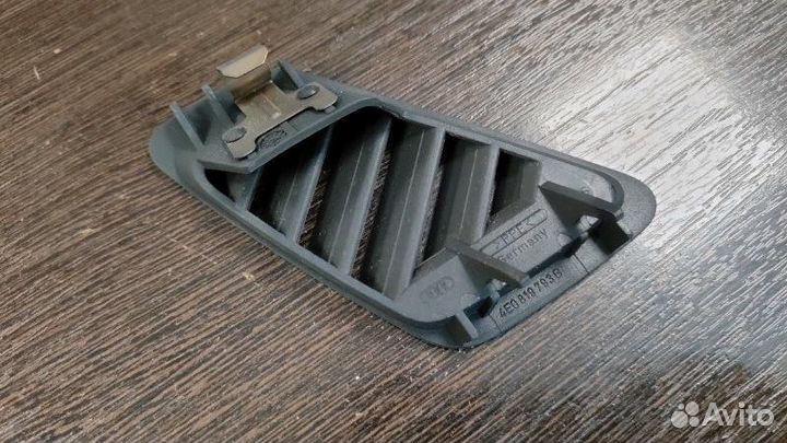 Дефлектор воздушный левый Audi A8 D3 6.0 BHT 2008