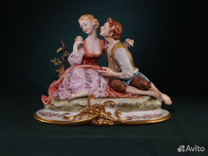 Фарфоровая статуэтка 