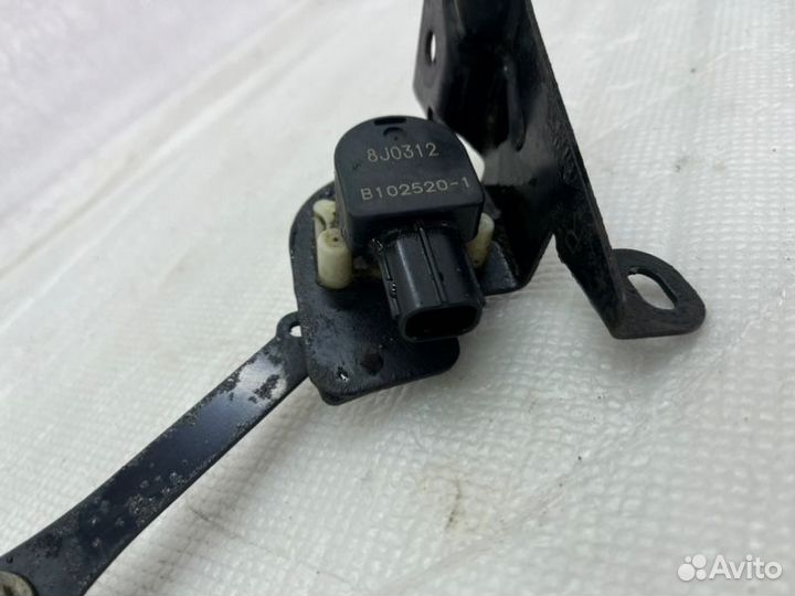 Датчик положения кузова правый Toyota Land Cruiser