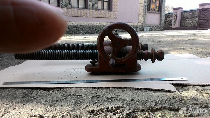 Приспособление для перемещения вдоль осей
