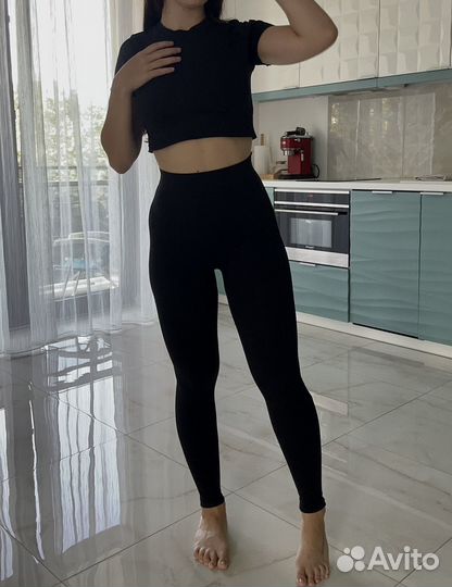 Спортивный комтюм легинсы топ велосипедки