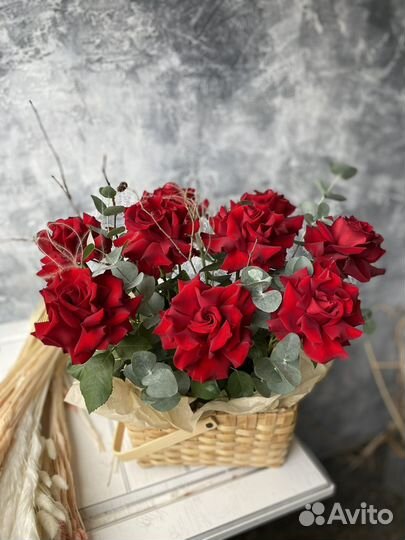 Корзина с красными розами
