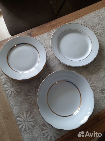 Столовый набор тарелок