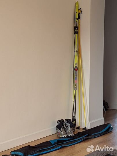 Лыжный комплект: беговые лыжи, ботинки, палки