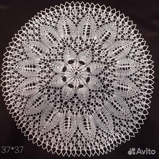 Ажурная вязаная салфетка спицами